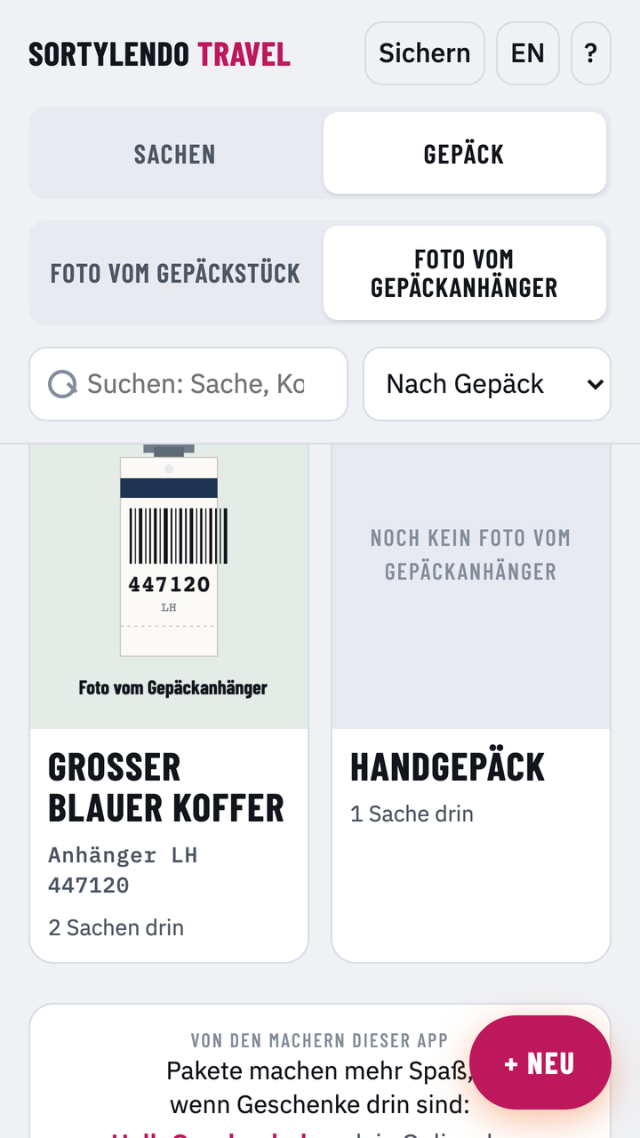 Gepäckanhänger mit Barcode und Nummer auf der Karte des Koffers